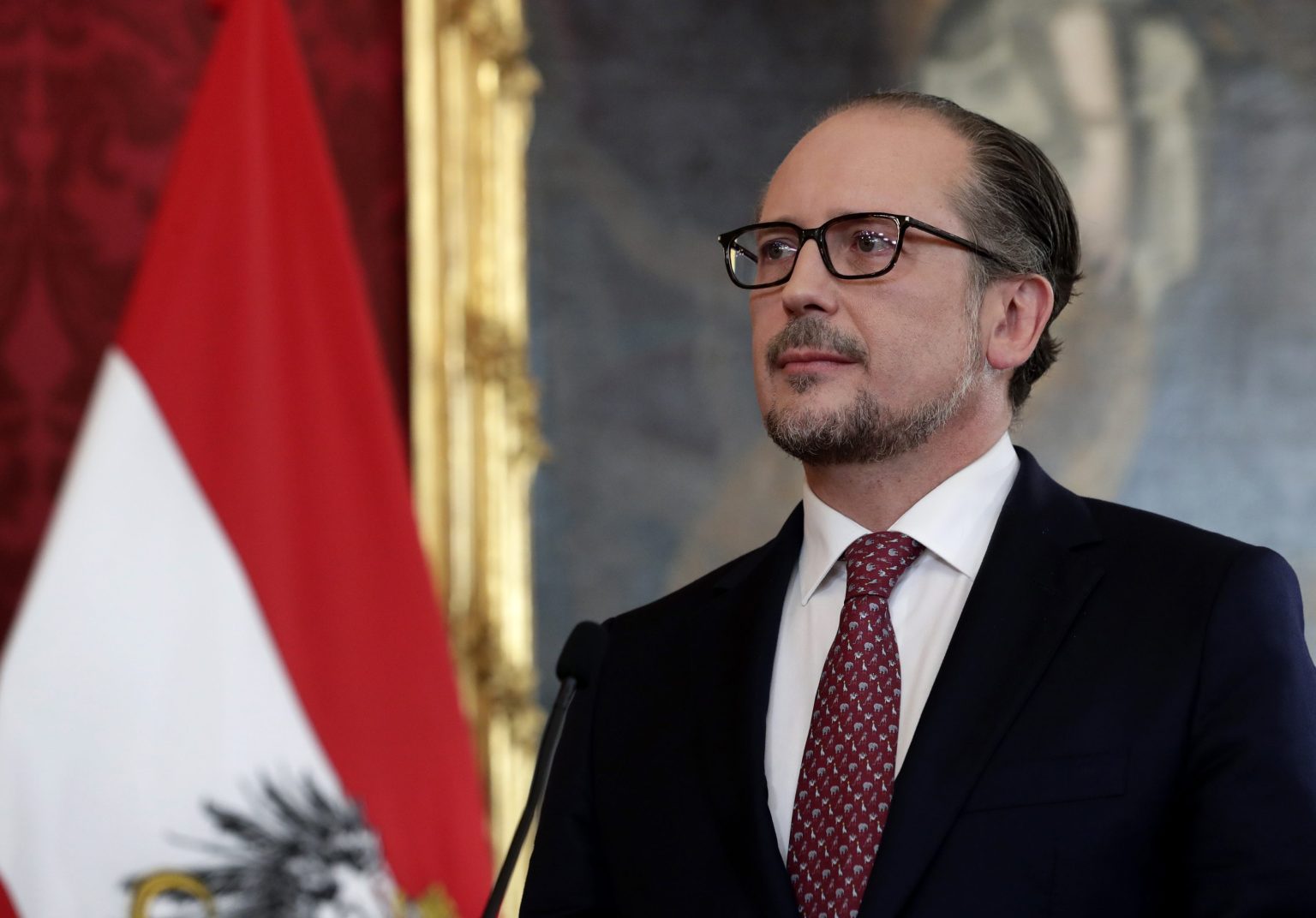 Alexander Schallenberg skladá prísahu do rúk prezidenta Alexandra Van der Bellena vo Viedni 11. októbra 2021. Foto: TASR/AP