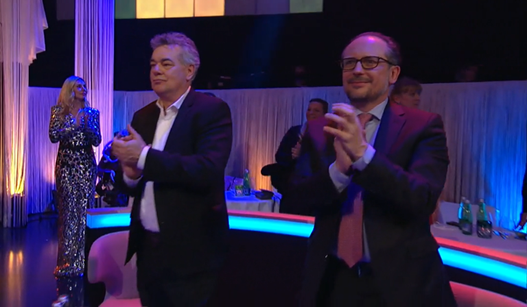 Vicekancelár Werner Kogler a rakúsky kancelár Alexander Schallenber (vpravo) na akcii Licht ins Dunkel. Foto: reprofoto ORF