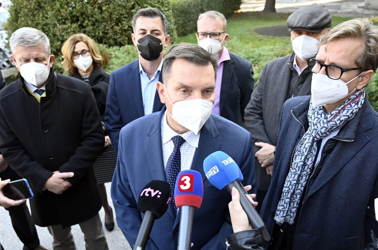 Situácia v košickej nemocnici je veľmi zlá. Lekári rozhodujú, kto sa dostane na prístroje