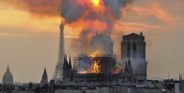 Projekt so vztýčeným pohlavím? Macronová údajne francúzskej exministerke kultúry predstavila bizarnú podobu Notre-Dame