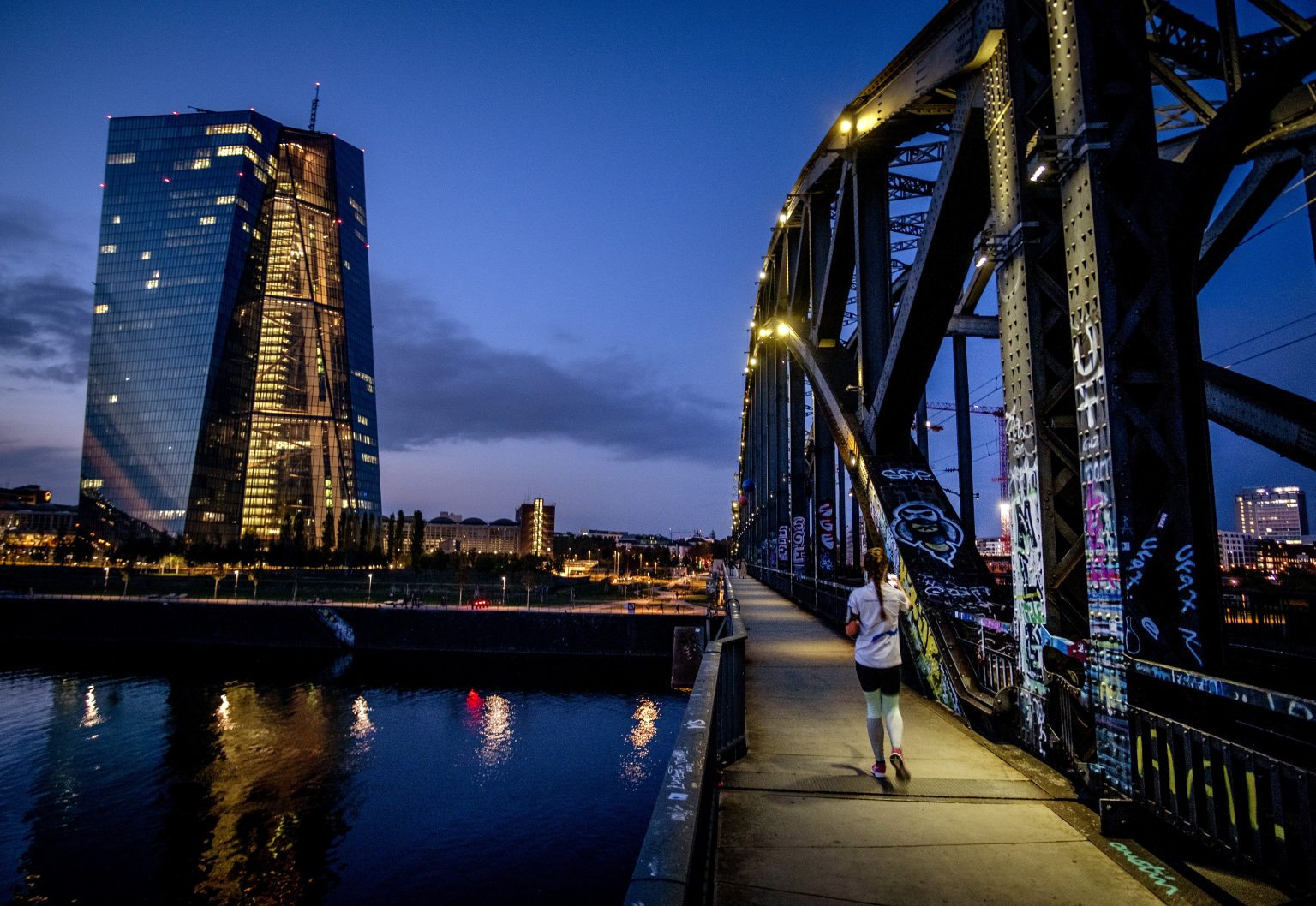 Budova ECB (naľavo) Foto: TASR/AP