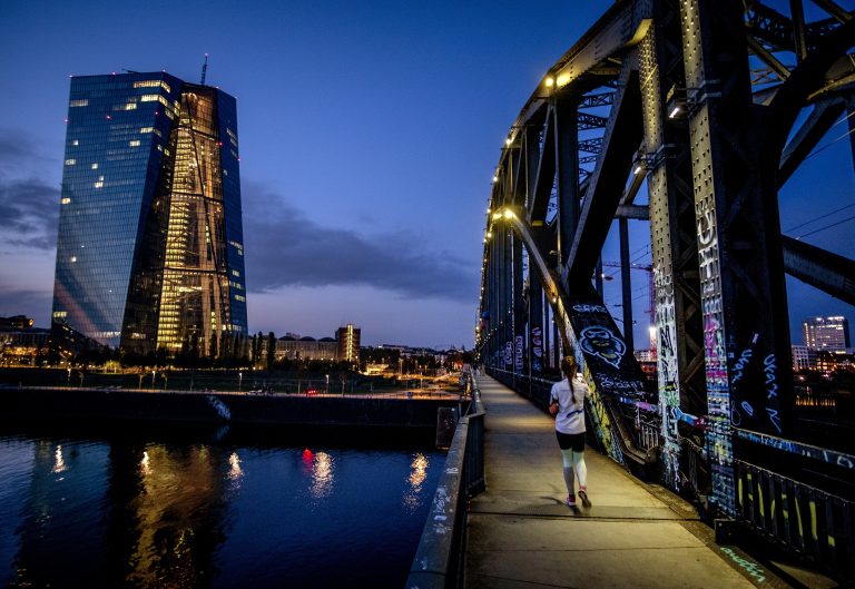 Guvernér ECB: Staviť na zníženie úrokov v prvej polovici 2024 by bola chyba
