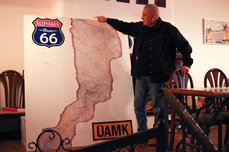 Grafické znázornenie európskej Route 66. Na snímke je Juraj Smrečan, prezident Slovenskej asociácie Route 66. Foto: Martin Minka
