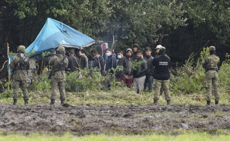 Poľské bezpečnostné zložky blokujú migrantov na hraniciach s Bieloruskom, september 2021.  Foto TASR/AP