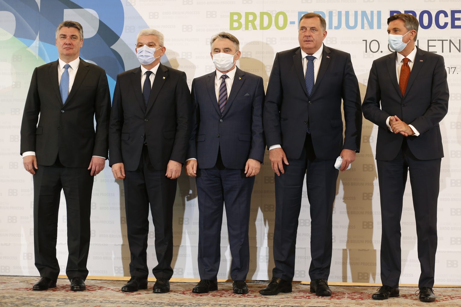 Chorvátsky prezident Zoran Milanovič (vľavo), slovinský prezident Borut Pahor (vpravo) a členovia Predsedníctva Bosny a Hercegoviny Sefik Dzaferovič (uprostred vľavo) za moslimov, Zeljko Komsič (uprostred) za Chorvátov a Milorad Dodik (uprostred vpravo) za bosnianskych Srbov na samite štátov západného Balkánu v Slovinsku, 2021. Foto: TASR/AP