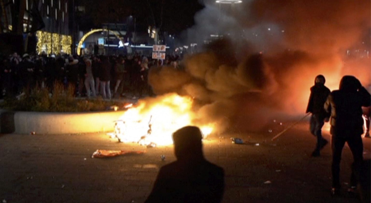 Demonštranti protestujú proti sprísneniu pandemických opatrení v holandskom Rotterdame. Foto: TASR/AP