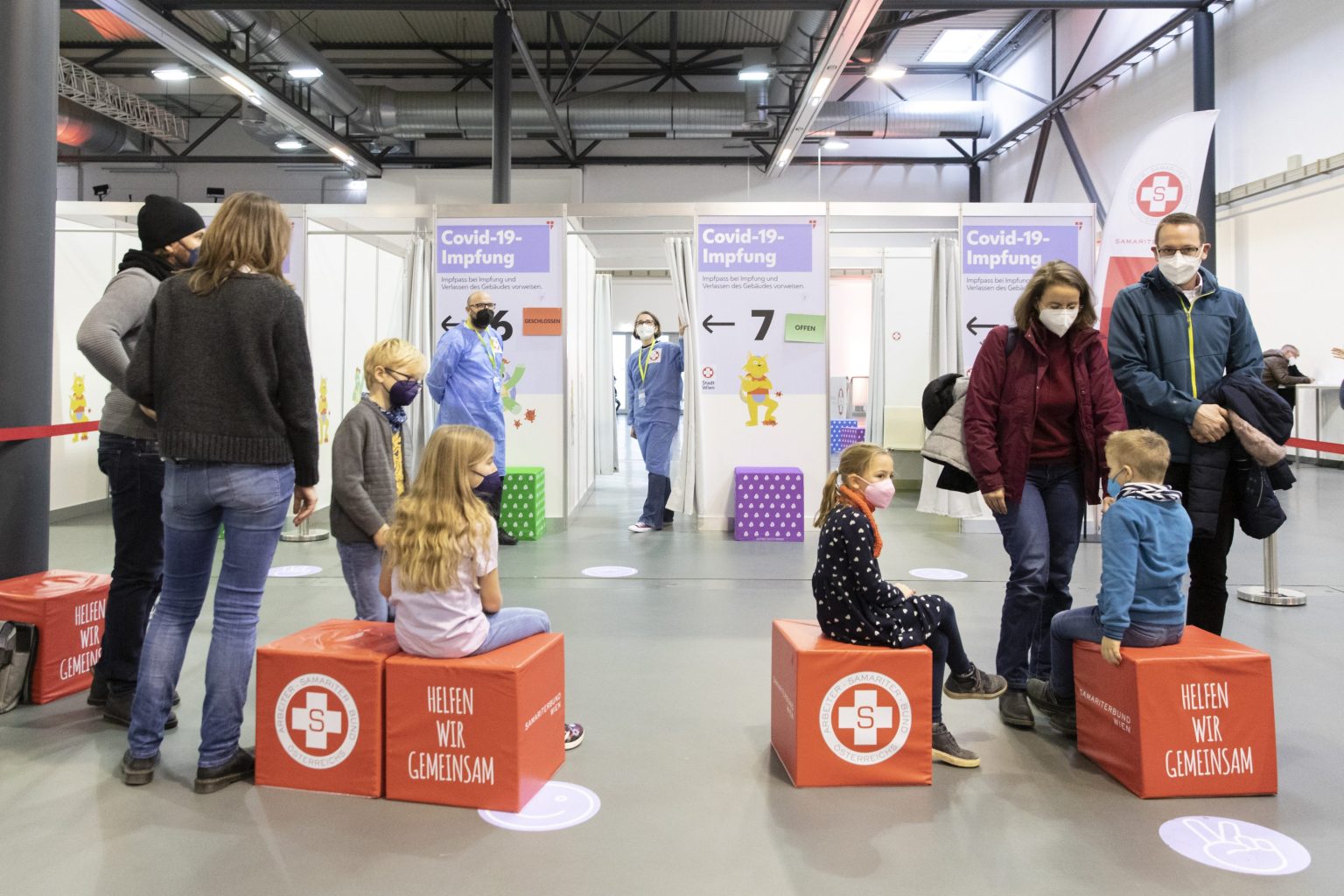 Deti čakajú s rodičmi na vakcínu Pfizer počas očkovania detí proti ochoreniu COVID-19 vo vakcinačnom centre vo Viedni. Foto: TASR/AP