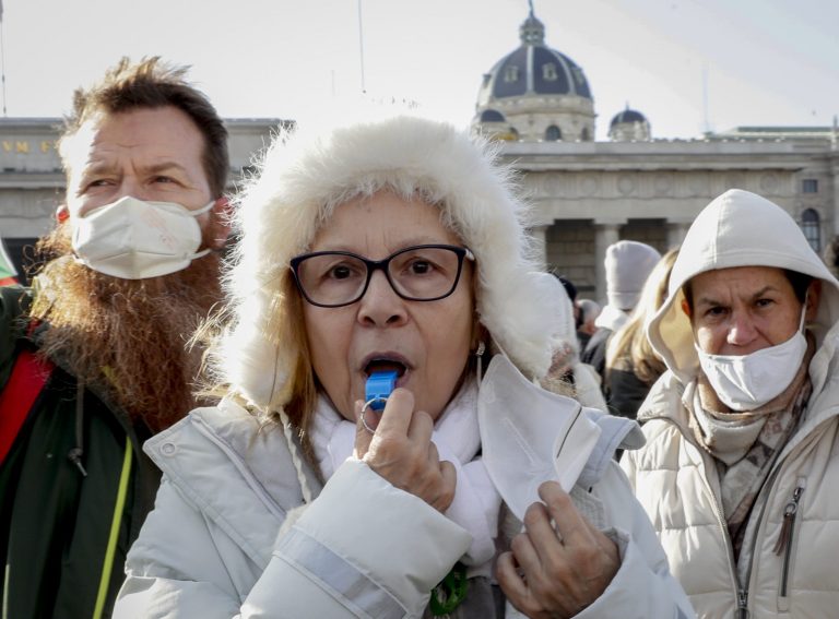 Varovanie z Rakúska. Povinné očkovanie rozkladá spoločnosť