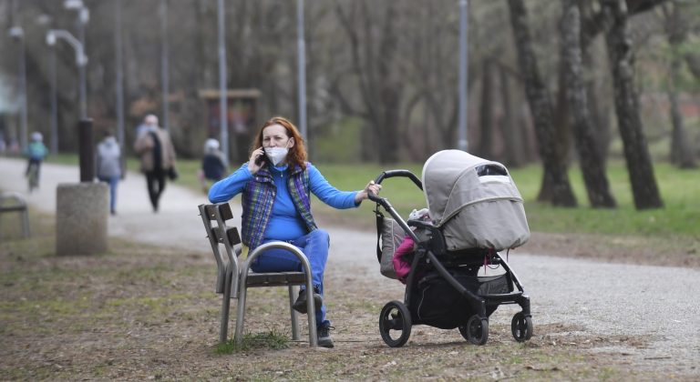 Núdzový stav, zatvorené obchody a respirátory v interiéroch. Slovensko sa zobudilo do staronovej reality