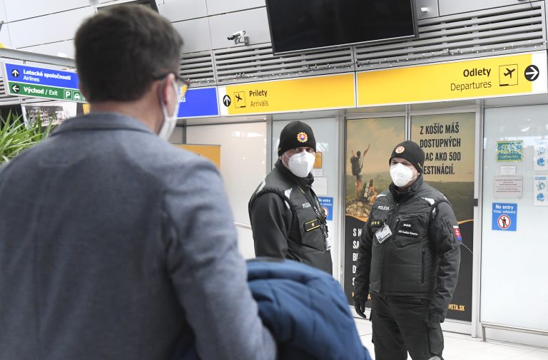 Omikron sa šíri rýchlejšie, no dôvod na paniku zatiaľ chýba. Z Afriky sa vrátili desiatky Slovákov