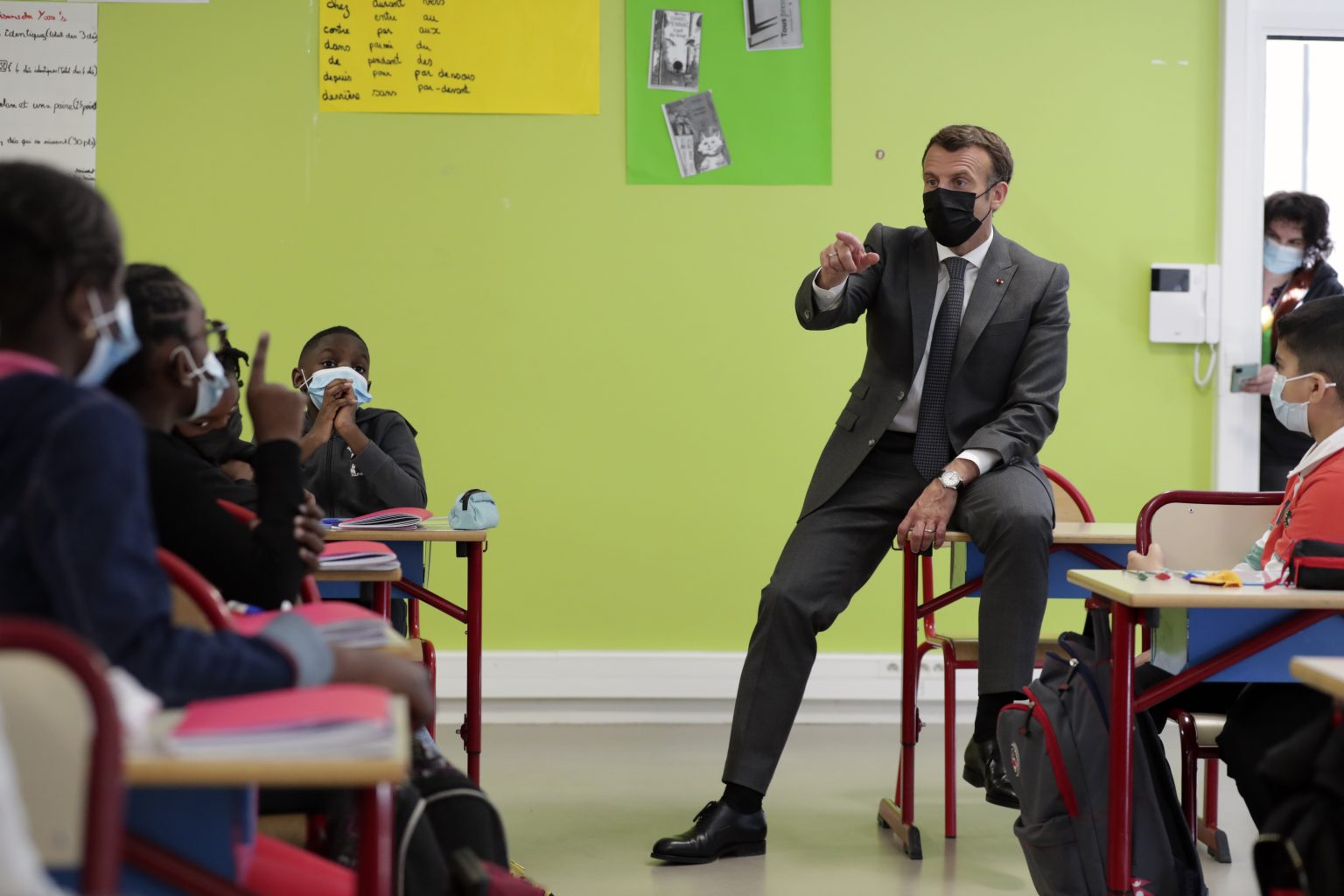 Francúzsky prezident Emmanuel Macron počas návštevy školy, apríl 2021. Foto: TASR/AP