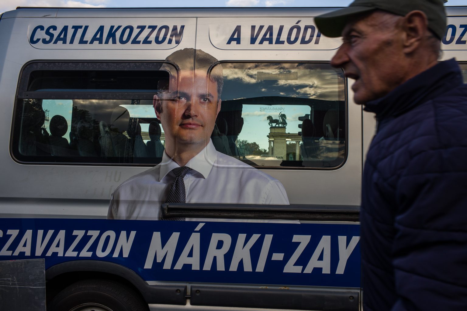 Kandidát opozície na premiéra Péter Márki-Zay (na reklamnej grafike).
Zdroj: TASR / Ladislav Vallach