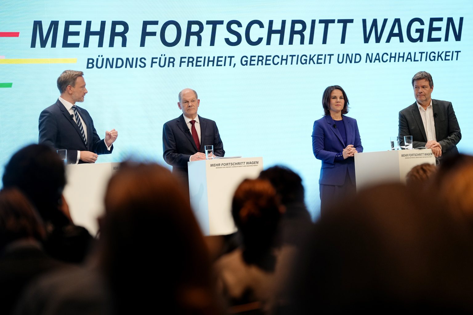 Lídri nových nemeckých koaličných strán, zľava Christian Lindner, kandidát na nemeckého kancelára Olaf Scholz, a spolupredsedovia Zelených Annalena Baerbocková  a Robert Habeck. 
Foto: TASR/AP