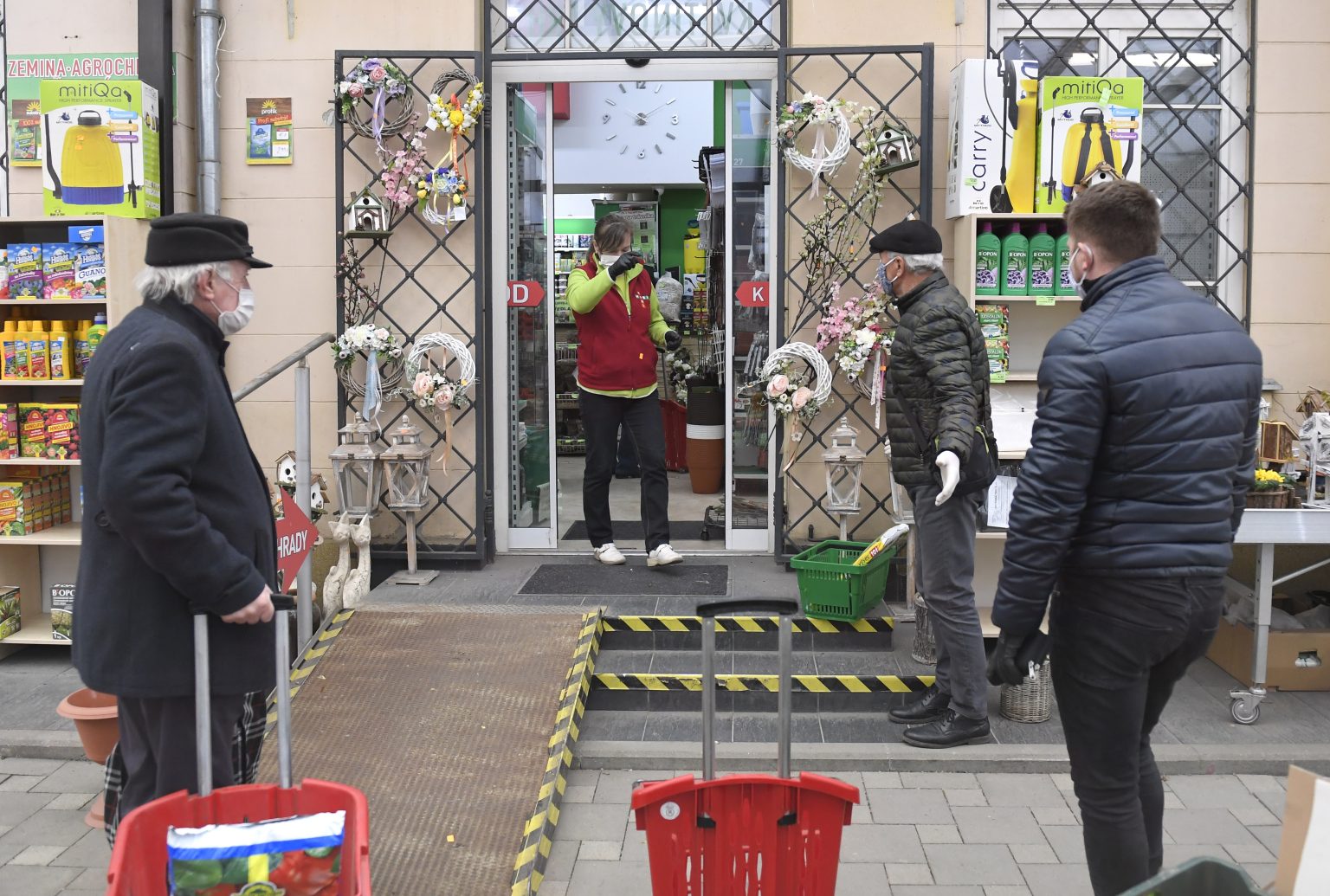 Ľudia čakajú v rade pred predajňou pre záhradkárov v Košiciach. Foto: František Iván/TASR