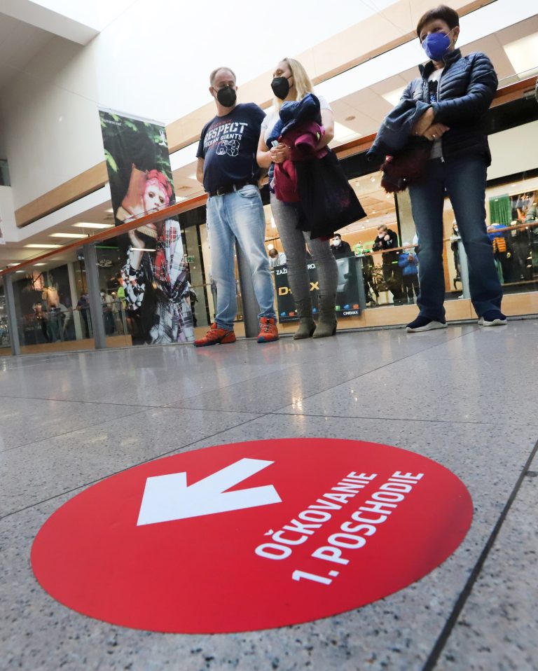 Buď celá rodina, alebo nikto. Slovákov pri téme očkovania ovplyvňuje rodinné prostredie