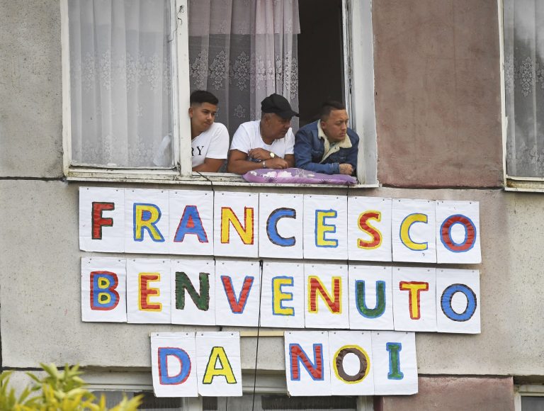 Takto vítali pápeža Františka pred dvoma mesiacmi na košickom sídlisku Luník IX. Foto: František Iván/TASR
