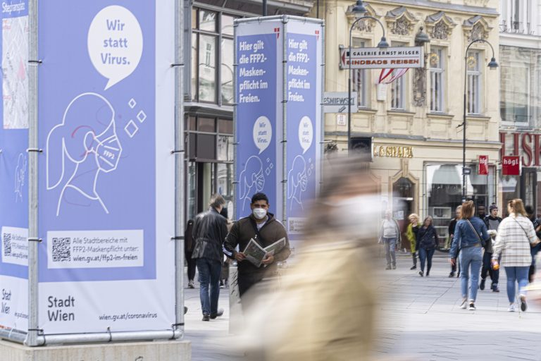 Rakúsko zaťahuje ručnú brzdu. Od pondelka vyhlasuje lockdown pre neočkovaných