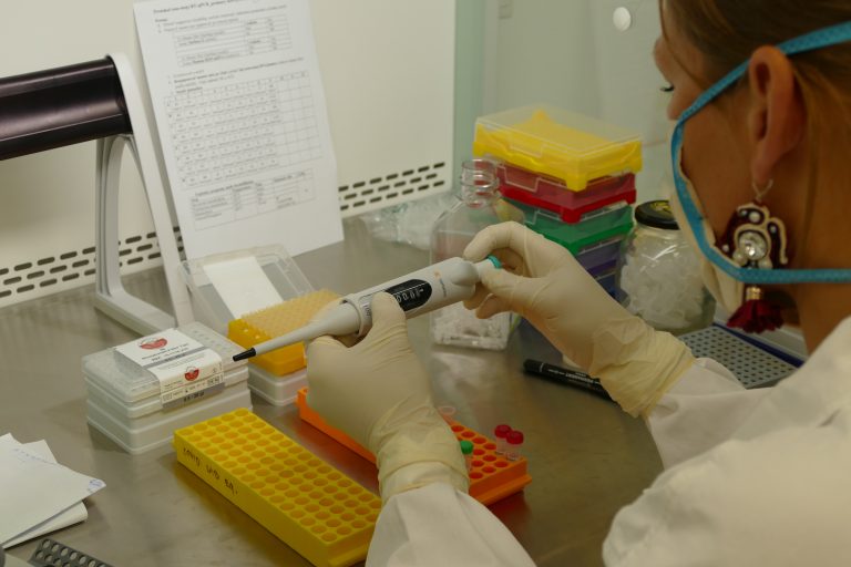 Omikron je možno menej závažný ako delta, ale je nákazlivejší, tvrdí WHO