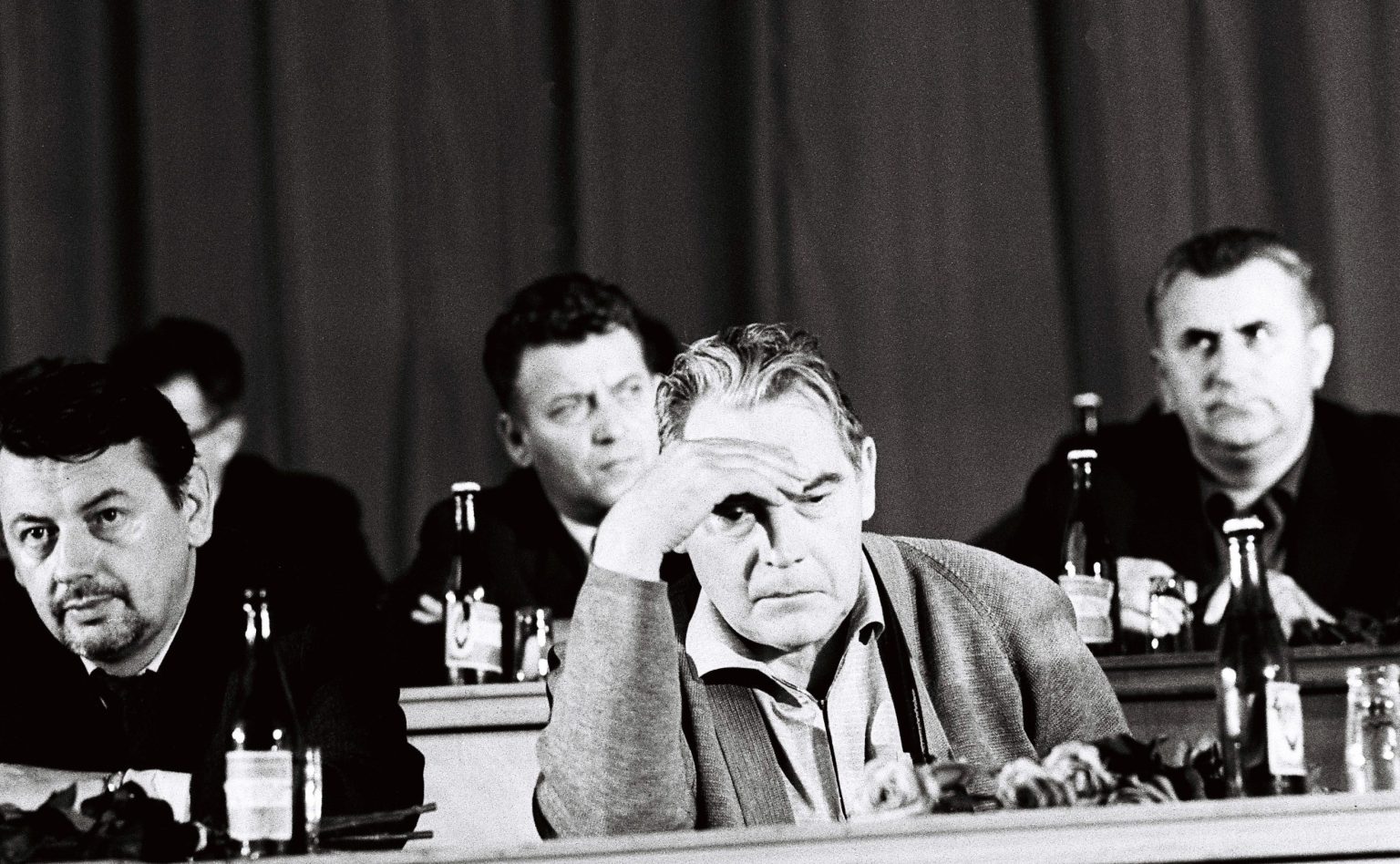 Ladislav Novomeský, jeden z iniciátorov Vianočnej dohody v roku 1943. Na archívnej snímke z 29. augusta 1968 pohľad na časť pracovného predsedníctva na  mimoriadnom zjazde KSS v bratislavskom PKO. Foto: TASR