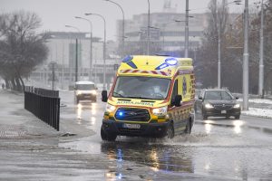 Dráma vo volebnej miestnosti. Záchranári ratovali ženu s kolapsom