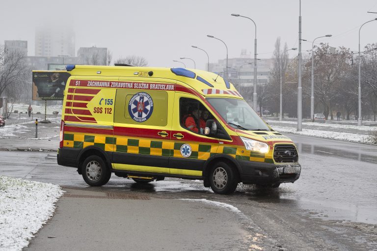 Muž v Zlíne zablokoval sanitku, ktorá zaparkovala na jeho príjazdovej ceste. Pacientka neprežila