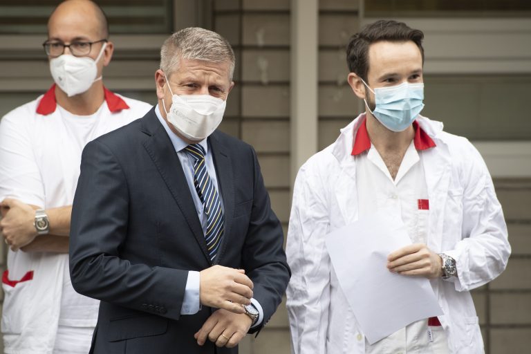 Vladimír Lengvarský a vpravo lekár Peter Sabaka. Foto: Pavel Neubauer/TASR