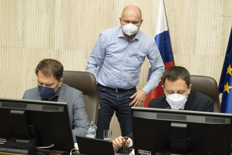 Premiér: Cestou z pandémie je povinné očkovanie ľudí nad 60 rokov. SaS a Za ľudia chcú lockdown pre nezaočkovaných