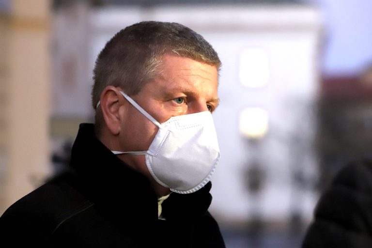 Vláda schválila nové opatrenia, návštevy počas Vianoc nebudú povolené