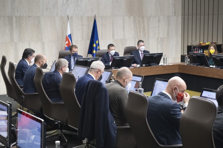 Vláda zrušila denný zákaz vychádzania. Za rodinou ísť môžete, ale má to háčik