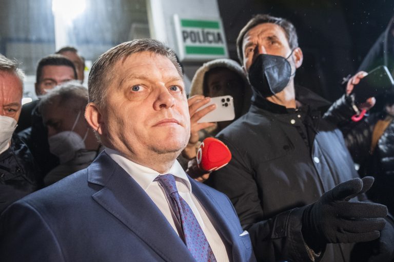 Fica zadržali a obvinili z trestného činu podnecovania. Hovorí o absurdnosti a zastrašovaní