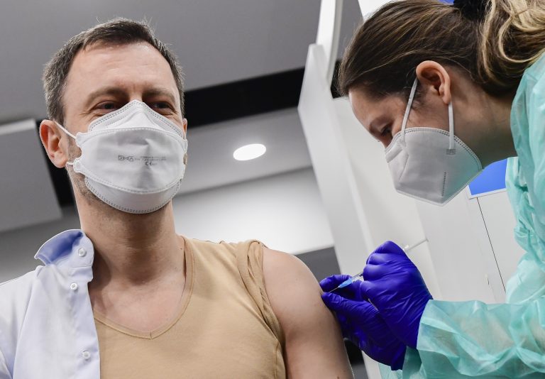 Verím, že presvedčím koaličných partnerov o povinnom očkovaní, tvrdí Heger