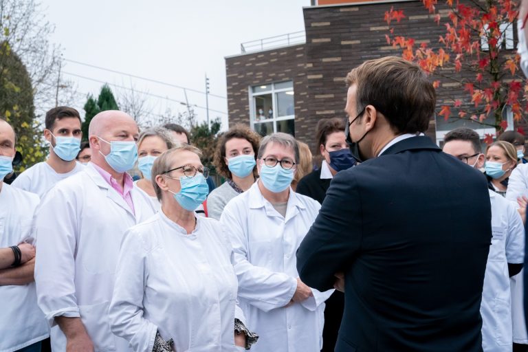 Dvestotisíc infikovaných za jeden deň, každú sekundu sa nakazia dvaja Francúzi. Ale situácia je horšia v Poľsku