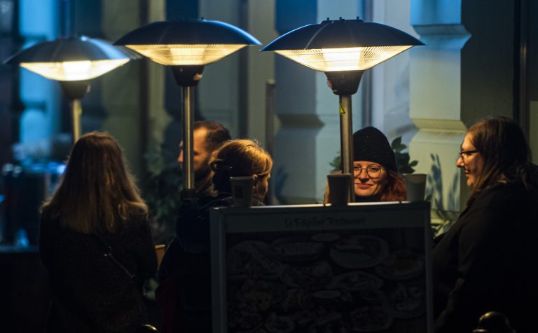 Zákaz rodinných návštev cez Vianoce? Konzílium odborníkov kritizuje nové opatrenia