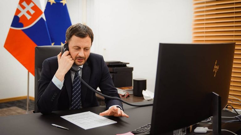 Heger Bidenovi: Prítomnosť ruskej armády pri Ukrajine je vážna hrozba