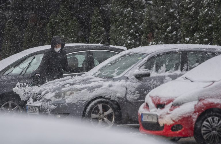 SSD: Bez elektriny zostáva ešte 500 odberných miest, s opravami budú pokračovať