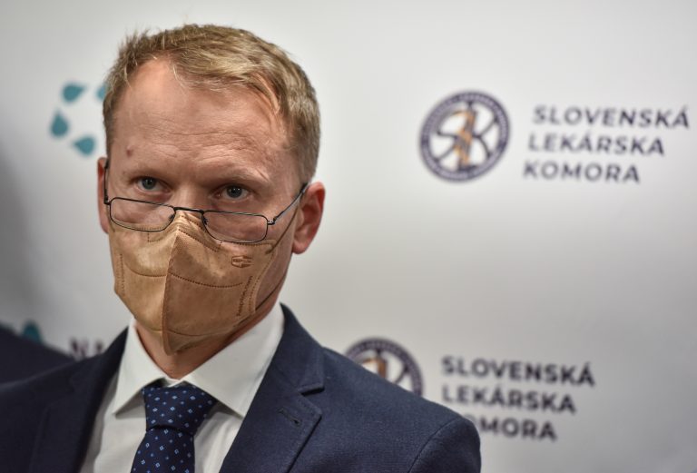 Očkovať sa bude potrebné viackrát. Zaočkovaných treba zvýhodňovať, tvrdí šéf lekárskej komory