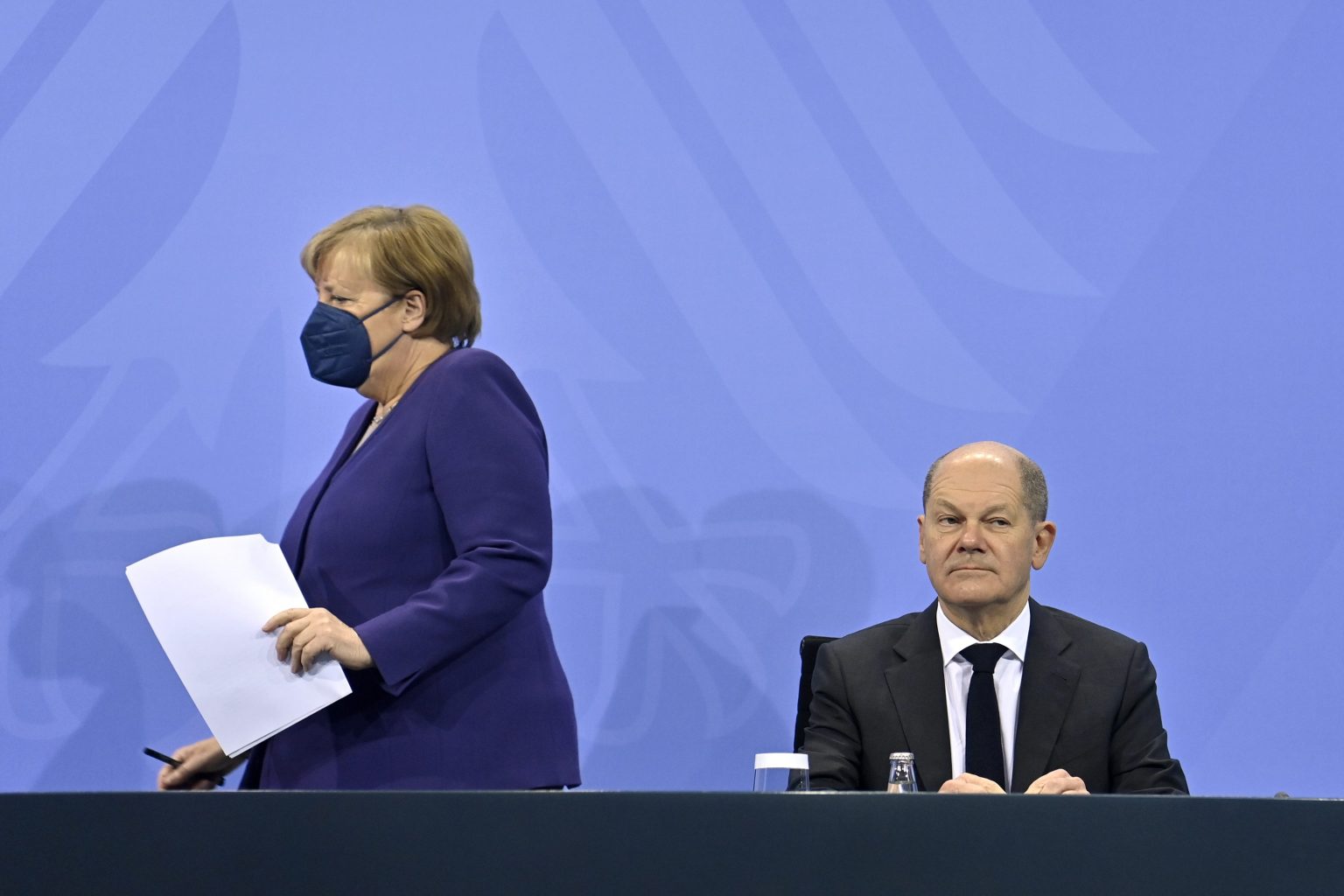 Odchádzajúca nemecká kancelárka Angela Merkelová a jej nástupca Olaf Scholz. Foto: TASR/AP 