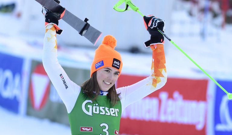 Pera Vlhová v cieli po druhom kole obrovského slalomu Svetového pohára žien v rakúskom Lienzi. Foto: TASR/Martin Baumann
