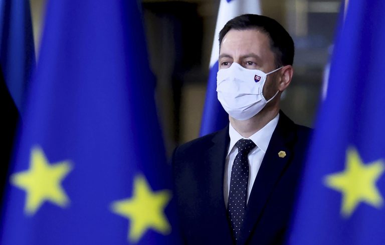 Premiér: Nízka zaočkovanosť je naša Achillova päta, spôsobuje stámiliónové škody