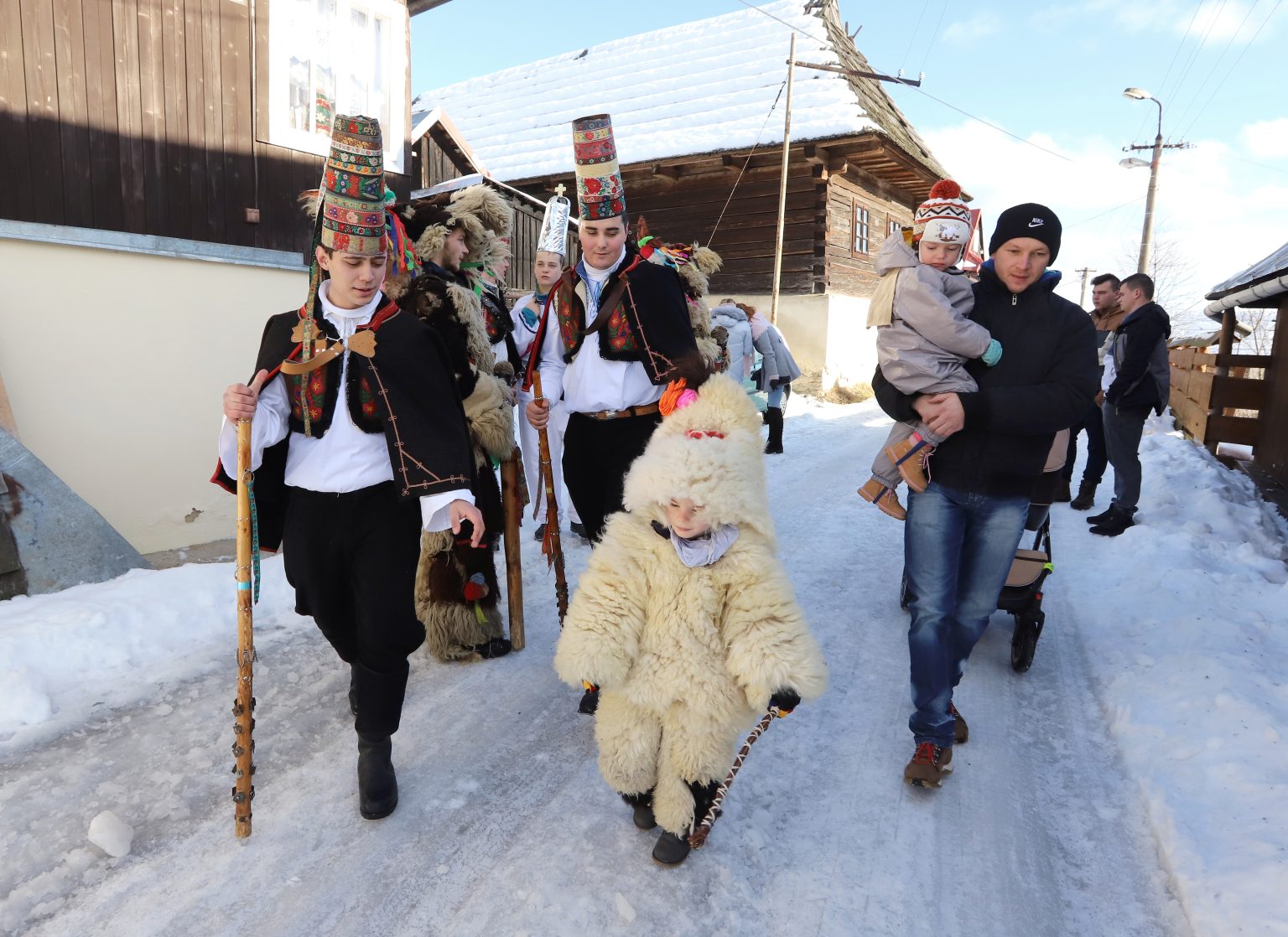Betlehemci z obce Lom nad Rimavicou počas prehliadky betlehemských skupín, 2018. 
Foto: TASR / Lenka Krošláková