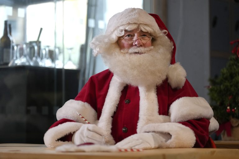 Biskup chcel zdôrazniť význam svätého Mikuláša. Deťom povedal, že Santa neexistuje