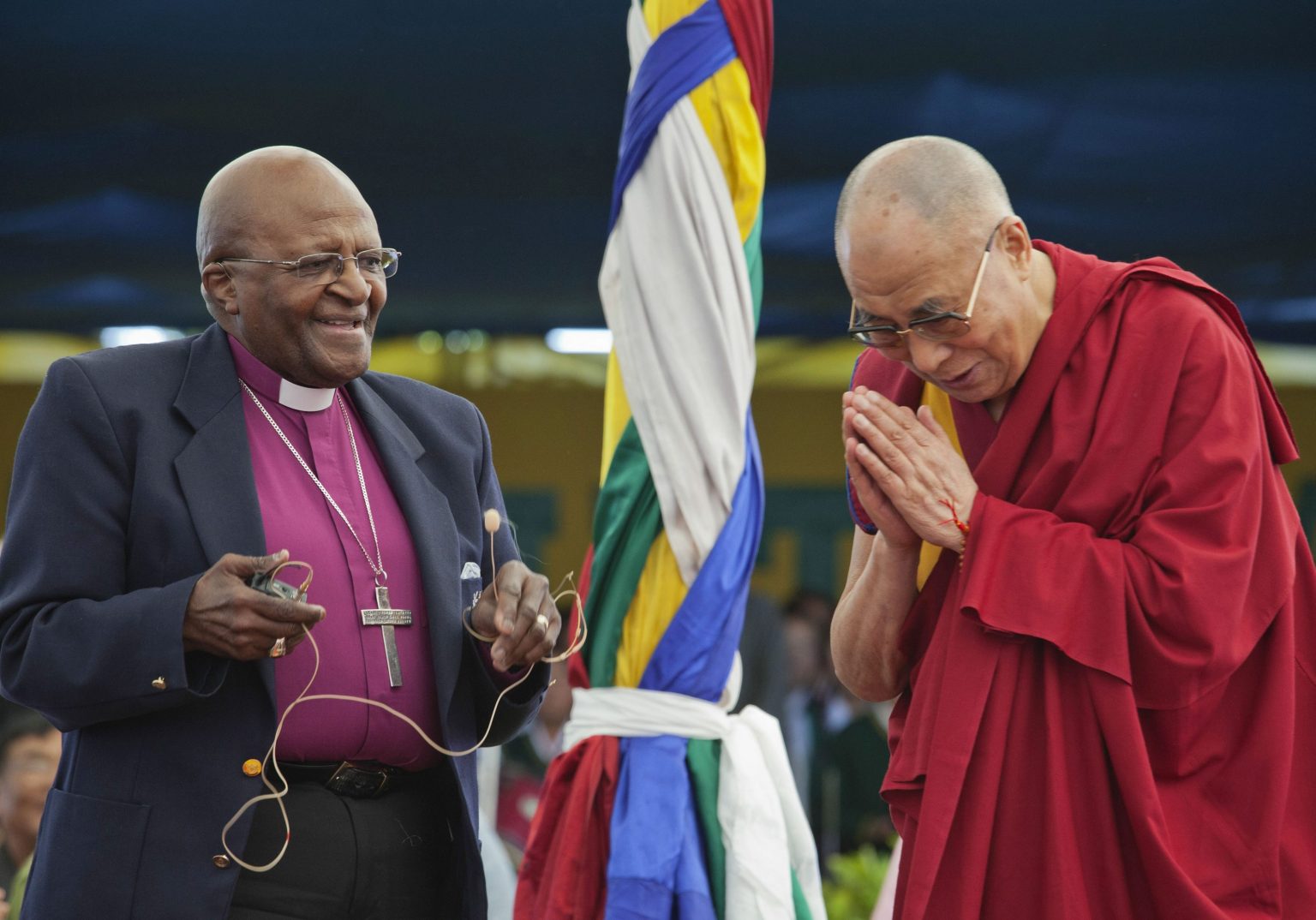 Juhoafrický emeritný arcibislup Desmond Tutu (vľavo) a tibetský exilový duchovný vodca dalajláma počas stretnutia v roku 2015.
Foto: TASR/AP