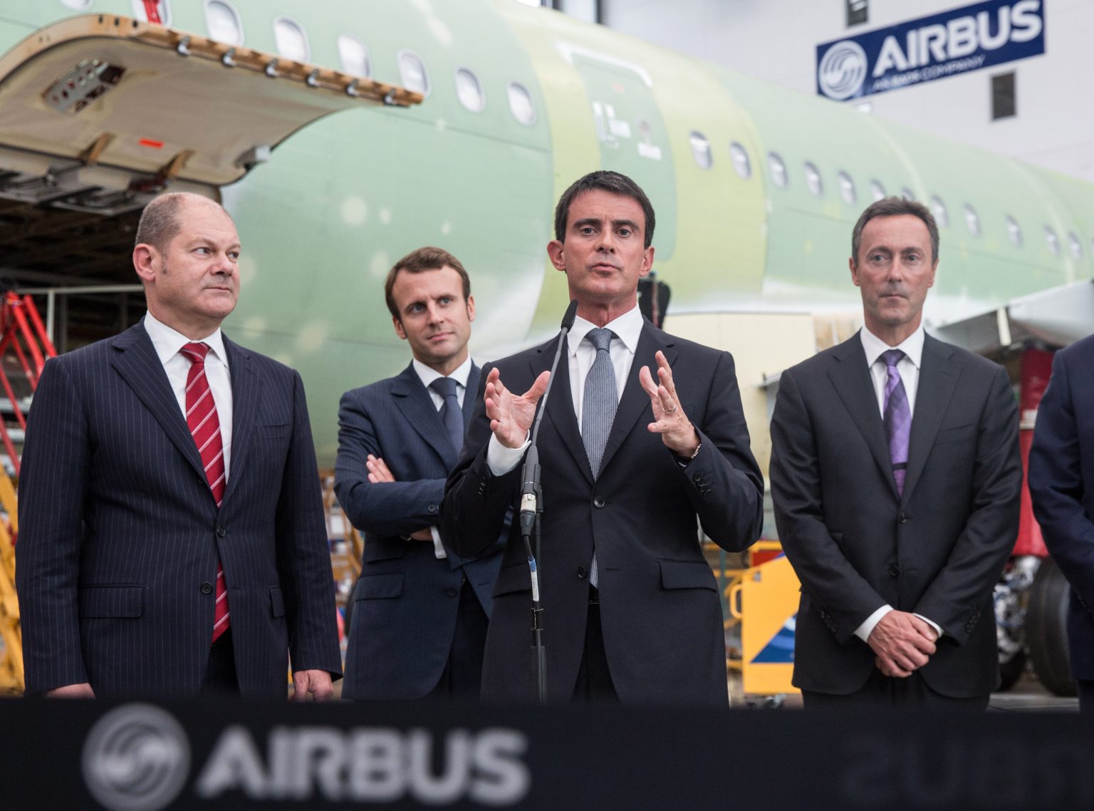 Archívna fotka, rok 2014. Vtedajší francúzsky minister hospodárstva Emmanuel Macron (druhý zľava), starosta Hamburgu Olaf Scholz (vľavo). Dnes sú obaja na líderských postoch.
Foto: TASR/AP