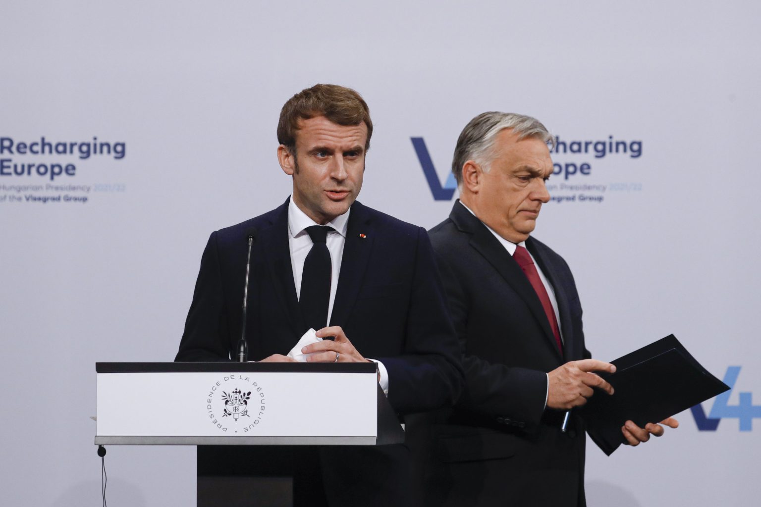 Francúzsky prezident Emmanuel Macron (vľavo) a maďarský premiér Viktor Orbán, 13. decembra 2021, Budapešť.
Foto: TASR/AP