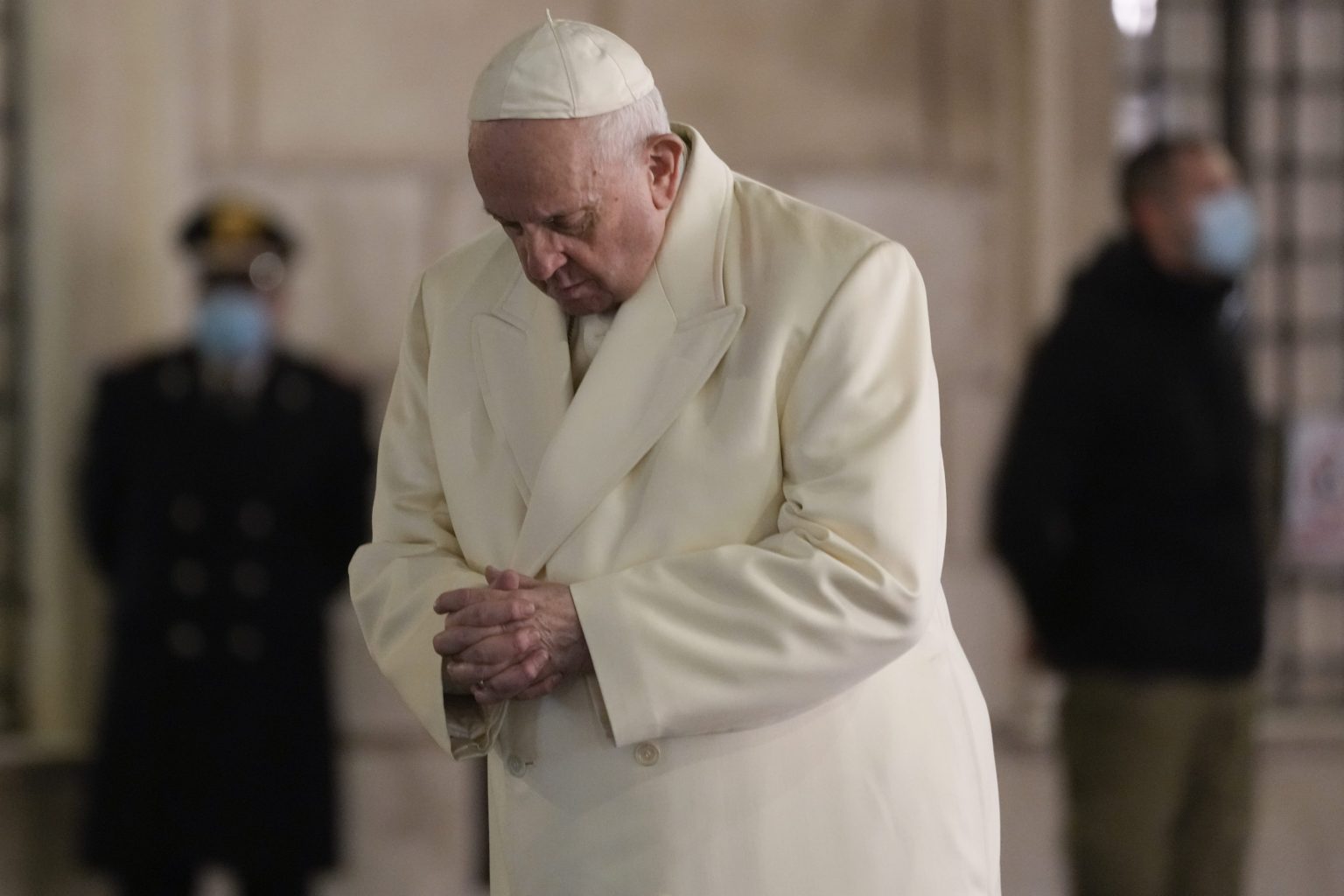 Pápež v modlitbe pred sochou Panny Márie 8. decembra 2021 v Ríme. Foto: TASR/AP