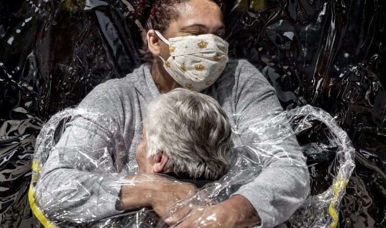 Fotografia s názvom Prvé objatie od dánskeho fotoreportéra Madsa Nissena. Foto: TASR/AP