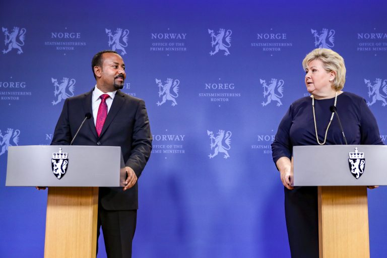 Na snímke zľava etiópsky premiér a laureát Nobelovej ceny za mier 2019 Abiy Ahmed Ali a nórska premiérka Erna Solbergová počas tlačovej konferencie po stretnutí v nórskom Osle 11. decembra 2019. Foto: TASR/AP