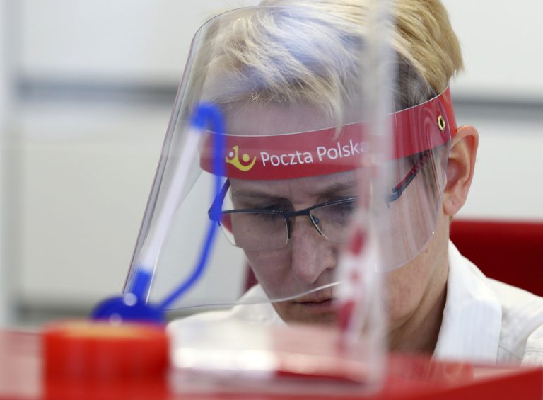 V Poľsku bude od marca očkovanie povinné pre zdravotníkov aj učiteľov