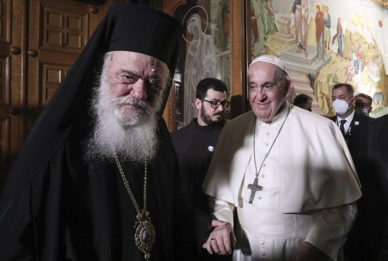 Pápež František počas stretnutia s aténskym arcibiskupom Hieronymom II., 4. decembra 2021 v Aténach. Foto: TASR/AP