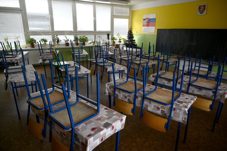 Konzílium odborníkov podporuje  hygienikov pri zatváraní škôl. Gröhling má námietky. OĽaNO odsúdilo populizmus SaS